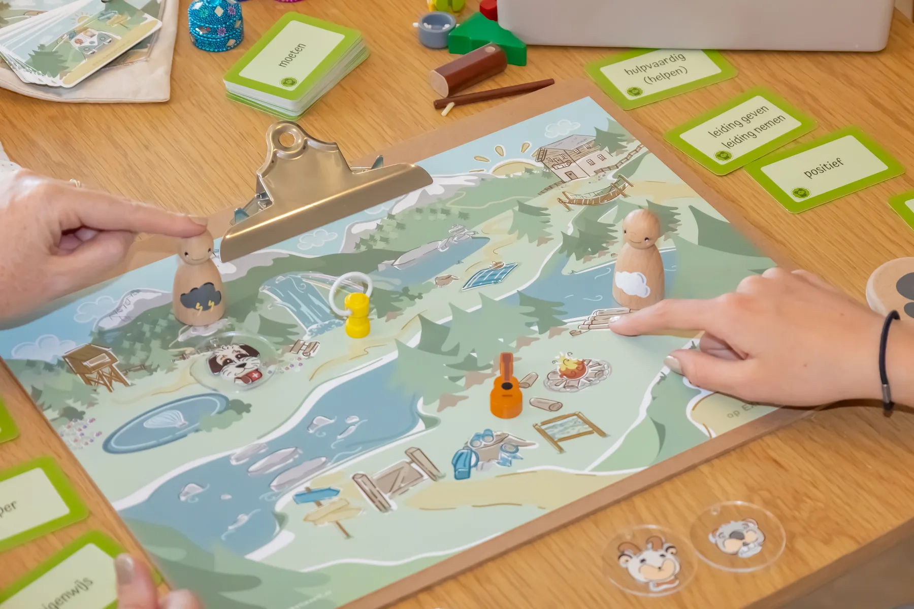 Werkmateriaal met een spelbord en houten figuurtjes