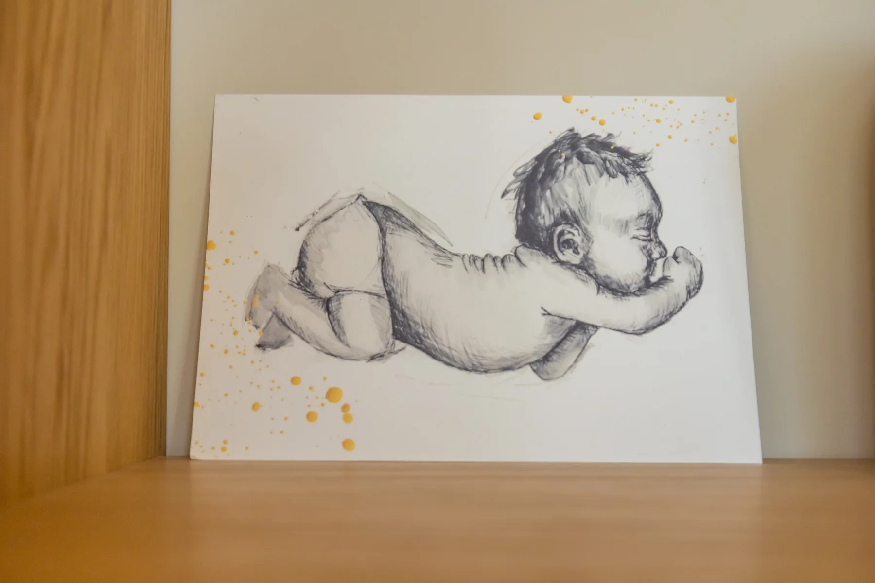 Fijne lijntekening van een ongeboren kindje in de praktijkruimte