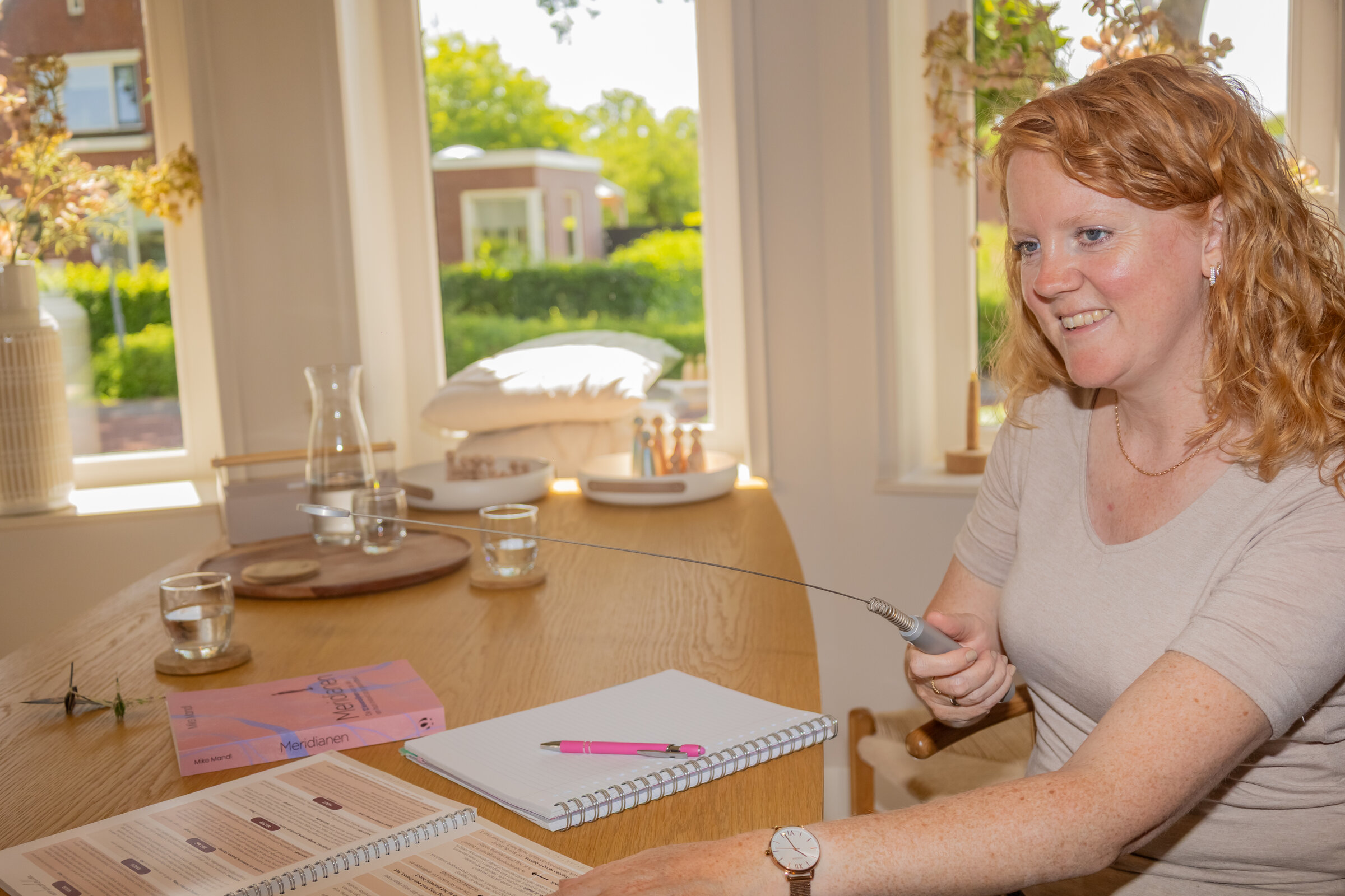 Jannie werkt met de biotensor in een lichte ruimte
