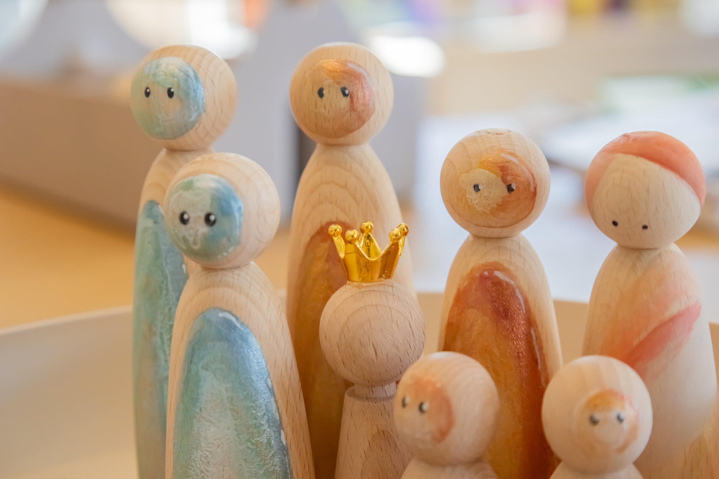Groep houten familiepoppetjes close-up